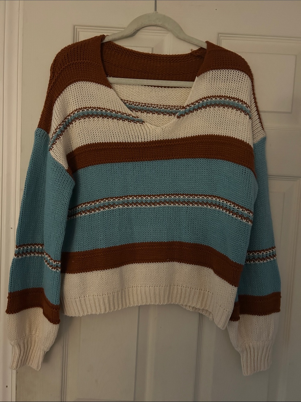 Women’s chunky oversized V-Neck Knit Sweater in Brown, Cream & Blue NWOT